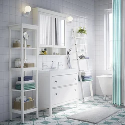 Белая мебель в интерьере ванной комнаты