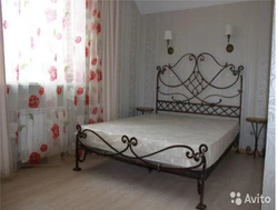 Кованая кровать в спальне фото