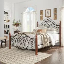 Спальня с кованной кроватью интерьер