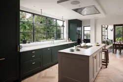 Дизайн кухни в загородном доме с большим окном