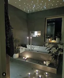 Жарықтандырумен ванна бөлмесінің төбесінің дизайны