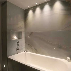Дизайн потолка ванной комнаты с подсветкой