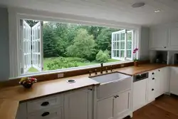 Дызайн кухні ў загараднай хаце з акном