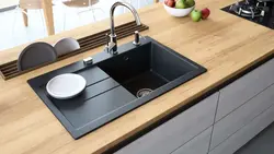 Черная раковина в интерьере кухни
