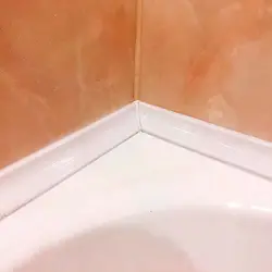 Как заделать щели в ванной фото
