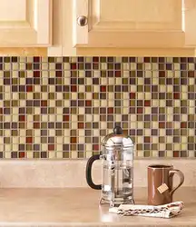 Гузоштани сафолҳо дар акси backsplash ошхона