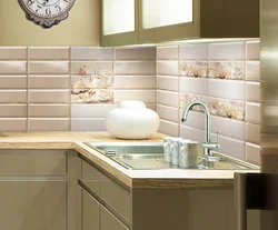 Гузоштани Сафолҳо Дар Акси Backsplash Ошхона