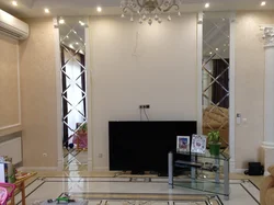 Зеркальное панно на стену в гостиную фото в интерьере