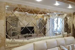 Зеркальное панно на стену в гостиную фото в интерьере