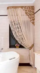 Pəncərənin fotoşəkilindəki banyoda pərdələr