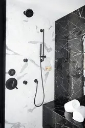 Қара және ақ мәрмәрден жасалған ванна бөлмесінің дизайны
