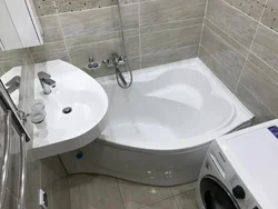 Асіметрычная ванна ў інтэр'еры ваннай