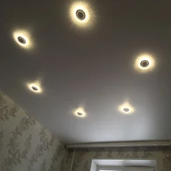 Фото потолка с точечными светильниками и люстрой в спальне