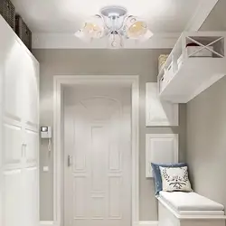 Açıq rənglərdə kiçik bir koridorun dizaynı