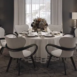 Белые стулья и стол в интерьере кухни
