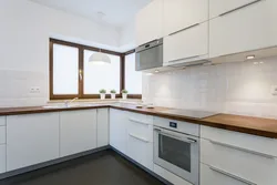 Белая угловая кухня с деревянной столешницей фото