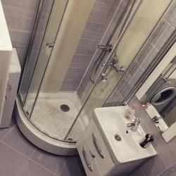 Ванна бөлмесінің кішкентай фотосуретіндегі душ пен кір жуғыш машиналар