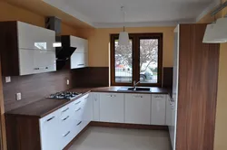 Фото угловые кухни в доме с окном