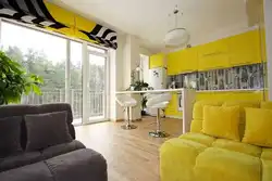 Дизайн с желтым диваном гостиной