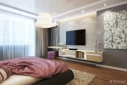 Дизайн стены в спальне напротив кровати с телевизором