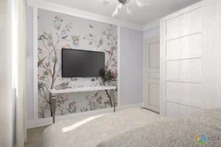 Дизайн стены в спальне напротив кровати с телевизором