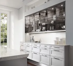 Шкафы из стекла в интерьере кухни