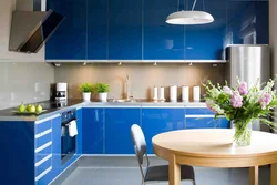 Дизайн кухни в бело синем цвете фото