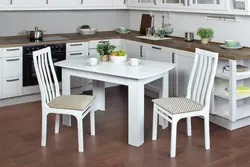 Столы и стулья в интерьере кухни