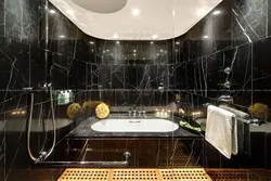 Темный мрамор в интерьере ванной