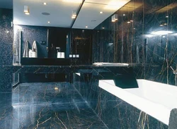 Темный мрамор в интерьере ванной