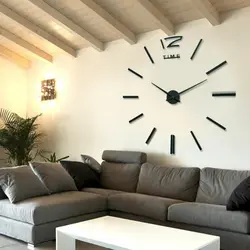 Настенные часы в интерьере гостиной современные