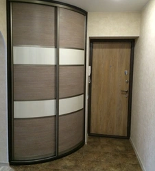 Design of a small built-in wardrobe in the hallway