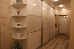 Koridor fotoşəkilində dar bir koridorda kabinetlər