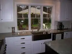 Фото кухни вокруг окна