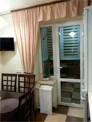 Дизайн окна с балконной дверью на кухне в современном стиле