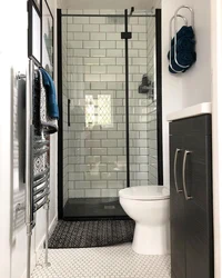 Дизайн узкой ванной комнаты с туалетом и душевой