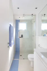 Дызайн вузкага ваннага пакоя з туалетам і душавой