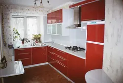 Угловая кухня в своем доме с окном фото