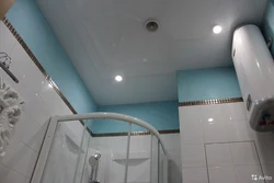 Kiçik bir banyoda uzanan tavanın fotoşəkili