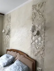 Спальня с декоративной штукатуркой на стенах в интерьере
