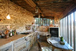 Камень и дерево в интерьере кухни