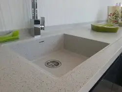 Countertop аз санги сунъӣ барои акси ошхона бо раковина