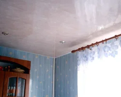 Потолок пластиковый на кухне фото