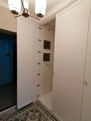 Koridordagi fotosuratda elektr panelini yashiring