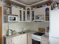 Кухонны гарнітур для маленькай кухні ў хрушчоўцы з халадзільнікам фота
