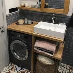 Фота ракавіны над пральнай машынкай у ванны пакой
