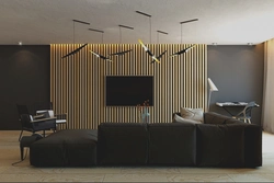 Деревянные рейки в интерьере на стене в гостиной