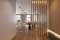 Деревянные рейки в интерьере на стене в гостиной