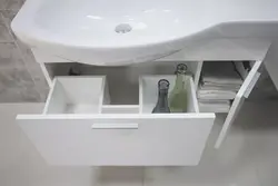 Kabinet fotoşəkili ilə vanna otağında lavabo