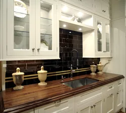 Тарҳи ошхона сафед бо countertops торик